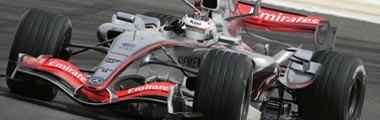 Команда McLaren Mercedes выходит на финиш в Бахрейне